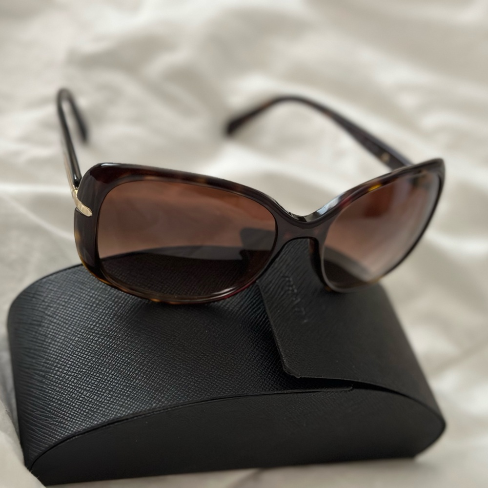 PRADA TORTOISE SHELL SUNNIES 🕶️